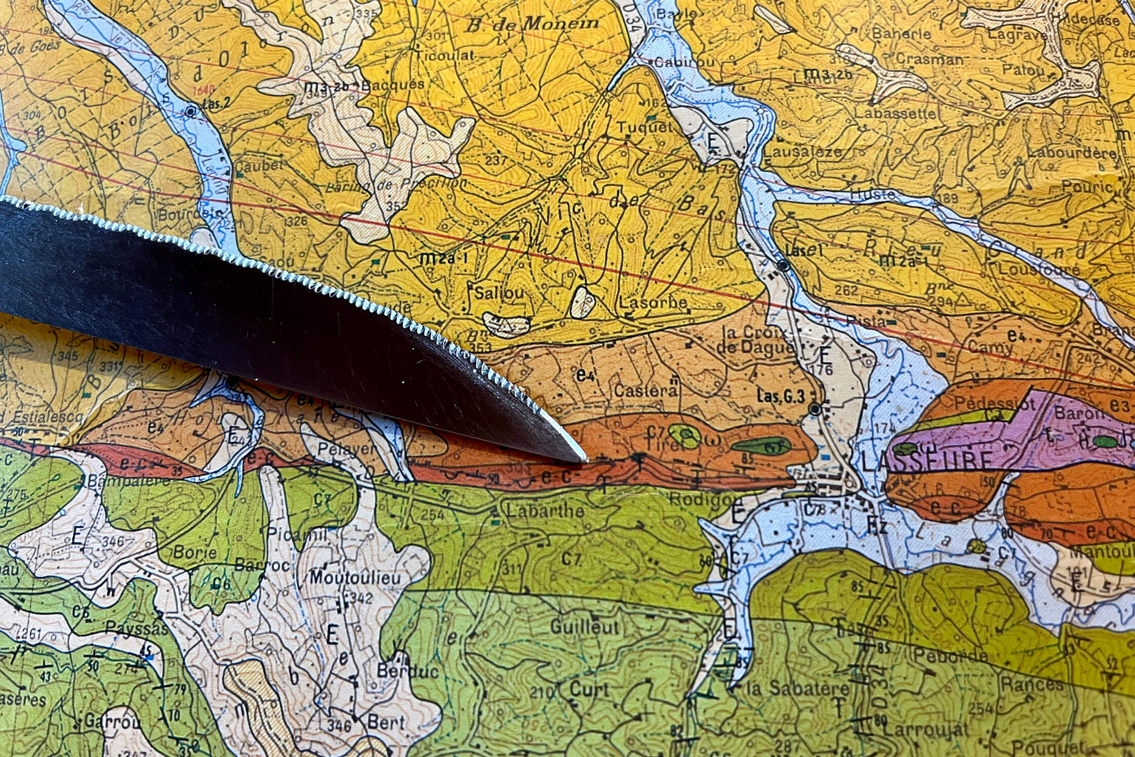 Knife on a map of Jurançon
