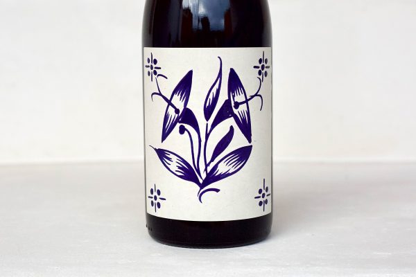 Vizinho Vinhateiro Clarete Portuguese wine bottle with hand-painted blue floral label
