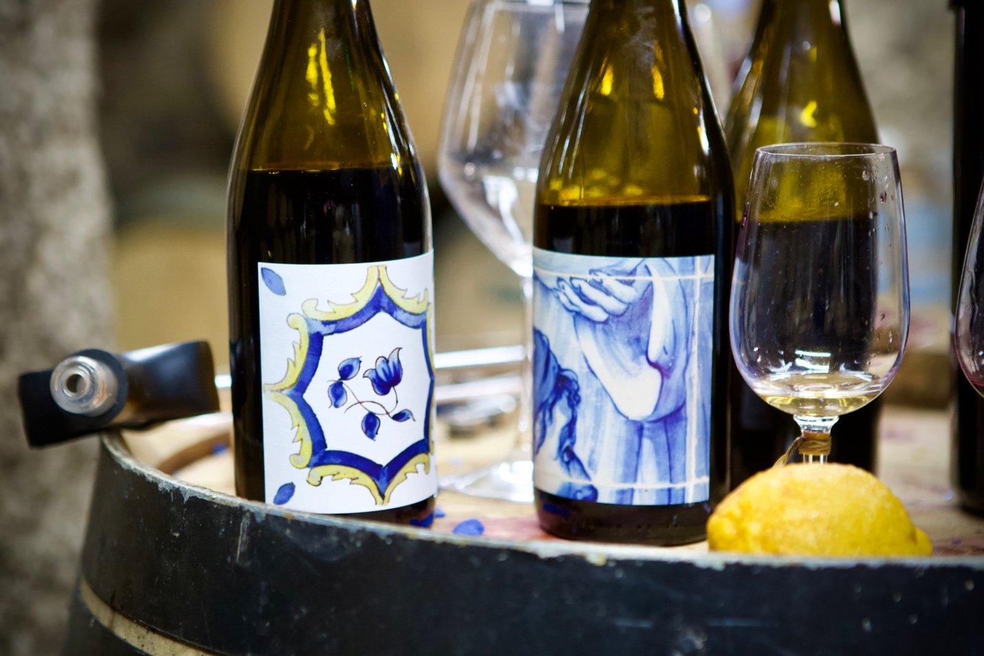 Vizinho Vinhateiro bottles and glasses on a barrel